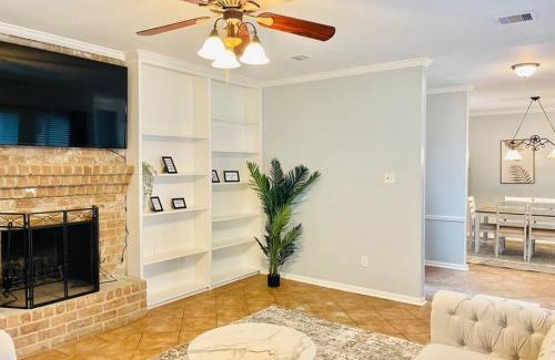 Barker Casa | Quite & Peaceful Home in Houston off interstate I-10 and HWY 6, mins from Top Golf