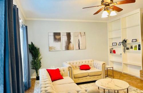 Barker Casa | Quite & Peaceful Home in Houston off interstate I-10 and HWY 6, mins from Top Golf