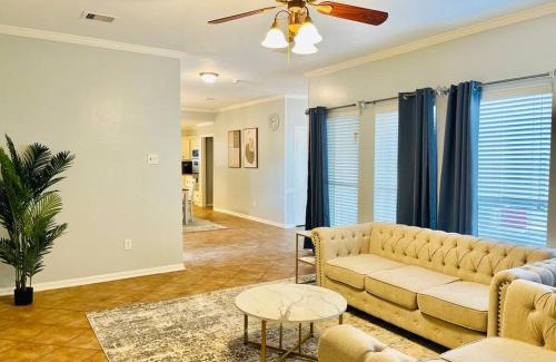 Barker Casa | Quite & Peaceful Home in Houston off interstate I-10 and HWY 6, mins from Top Golf