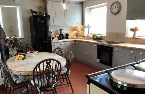 Buscot Casa | QUNITESSENITALLY ENGLISH MANOR SLEEPS 20 , HOT TUB, BBQ, WILD SWIMMING , BOATING