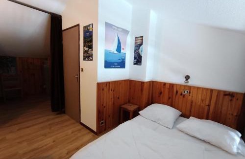 Montgenevre Apartamento | Résidence Ferme D'augustin - Batiment C - Grand duplex pour 6 personnes - Skis aux pieds MAE-8904