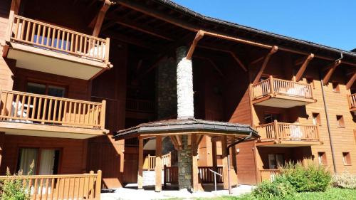 Arc-1800 Apartamento | Résidence Saint Bernard - Appartement de charme pour 6 personnes, dans une résidence skis aux pieds avec accès piscine et parking privé dans le village du MAE-8971