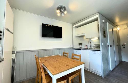 Les Menuires Apartamento | Résidence Villaret - Studio cabine avec cuisiné équipée et vue sur les pistes MAE-4194