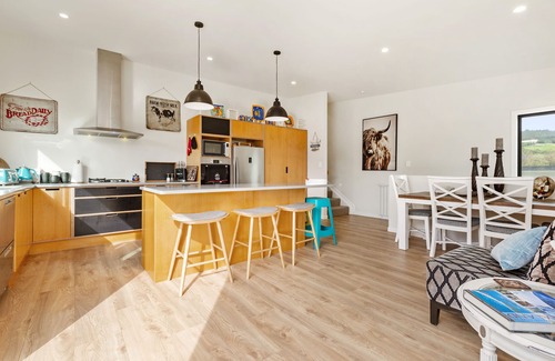 Raglan Casa | R and R at Robertson - Raglan Holiday Home