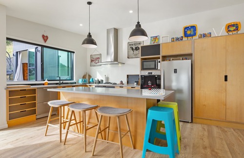 Raglan Casa | R and R at Robertson - Raglan Holiday Home