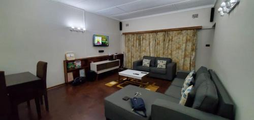 Cathedral Hill Apartamento | R.KAWIMBE FURNISHED APARTMENTS