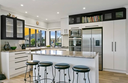 Rainbow Point Casa | R&R in the always sought after Rainbow Point 250 Meters from the lake