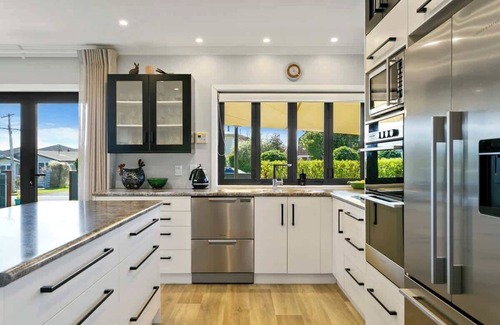 Rainbow Point Casa | R&R in the always sought after Rainbow Point 250 Meters from the lake