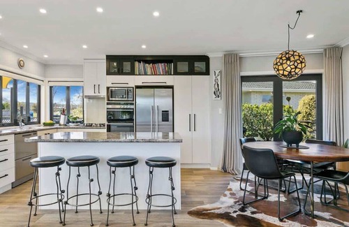 Rainbow Point Casa | R&R in the always sought after Rainbow Point 250 Meters from the lake