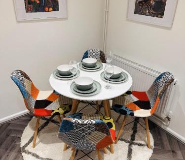 Cradley Casa | R1 - En-suite Private Room in Birmingham House - Quinton