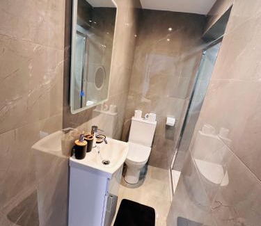Selly Oak Casa | R1 - Newly renovated Private Self contained Room in Selly Oak Birmingham with bathroom shared between two rooms
