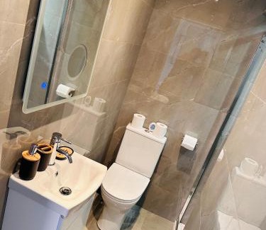 Selly Oak Casa | R1 - Newly renovated Private Self contained Room in Selly Oak Birmingham with bathroom shared between two rooms