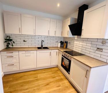 Selly Oak Casa | R1 - Newly renovated Private Self contained Room in Selly Oak Birmingham with bathroom shared between two rooms