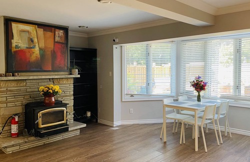 Lakeview Casa | R3 - A spacious cosy bedroom with shared bathroom