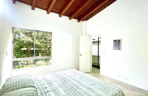 Lalinde Apartamento | R301 Apartment close to Lleras park and Provenza