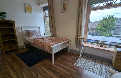Cwmbrwla Casa | R5 - Triple Room Retreat - City & Beach Access, WIFI, Free Parking - Self Catering