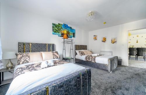 Batley Casa | -RA 2F 421- For your Relaxed,Cosy stay,Parking