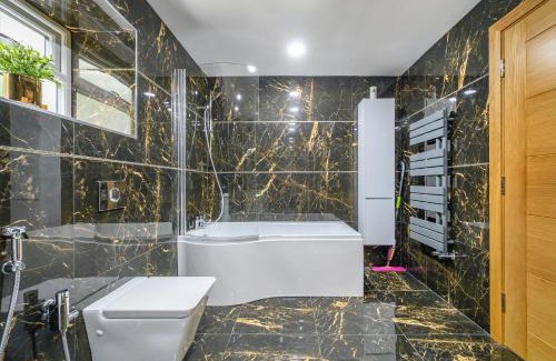 Batley Casa | -RA7B- For your relaxed and Cosy stay with Free WiFi
