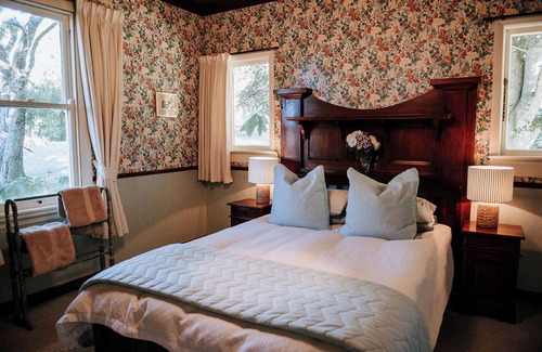 Hawke's Bay Region Otro | Rabbiter’s Cottage. Family. Farm Stay. Country.