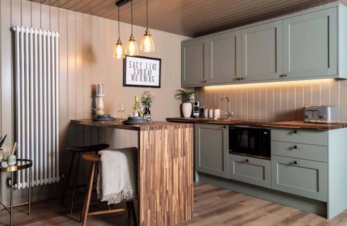 Malmesbury Cabina | Rabbits Warren - Cotswolds Stay with Sauna and Hot Tub