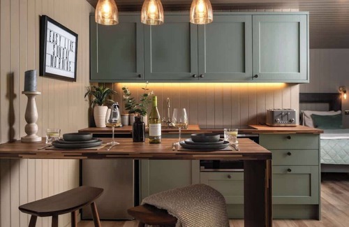 Malmesbury Cabina | Rabbits Warren - Cotswolds Stay with Sauna and Hot Tub