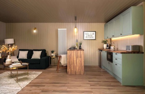 Malmesbury Cabina | Rabbits Warren - Cotswolds Stay with Sauna and Hot Tub