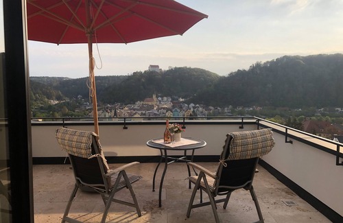 Riedenburg Apartamento | Rabenstein vacation apartment with natural stone terrace and view of Riedenburg for 2 people