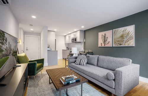 Mid-Cambridge Apartamento | Rad Harvard Sq 1BR w/ Balcony, near Shops & Campus, by Blueground
