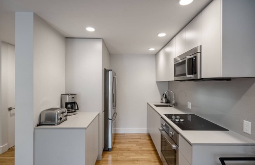 Mid-Cambridge Apartamento | Rad Harvard Sq 1BR w/ Balcony, near Shops & Campus, by Blueground