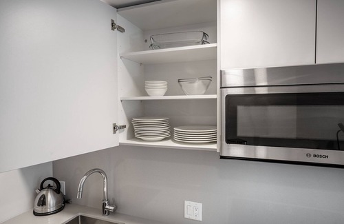 Mid-Cambridge Apartamento | Rad Harvard Sq 1BR w/ Balcony, near Shops & Campus, by Blueground