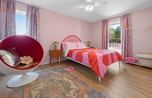 Lacy-Lakeview Casa | Rad, Pink A-Frame 10 min Magnolia + Baylor in Waco, TX