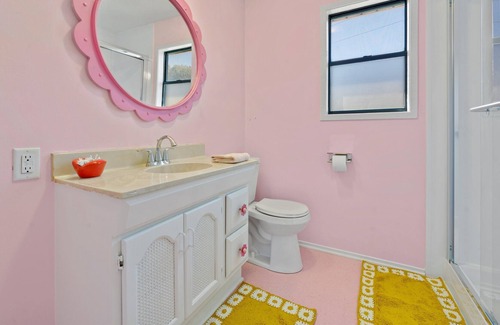 Lacy-Lakeview Casa | Rad, Pink A-Frame 10 min Magnolia + Baylor in Waco, TX