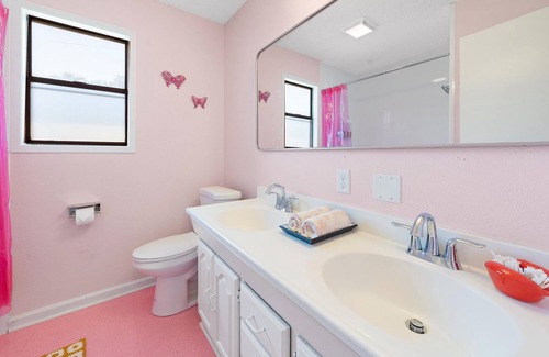 Lacy-Lakeview Casa | Rad, Pink A-Frame 10 min Magnolia + Baylor in Waco, TX