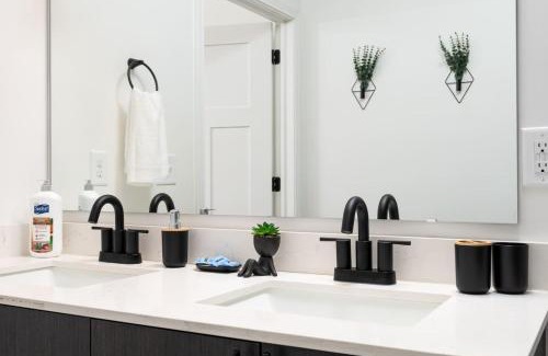 Whitestown Apartamento | Radiant Vibes Spacious 2BR 2BA 2 King Beds Gym WFH