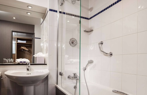 Heathrow Villages Hotel | Radisson Hotel & Conference Centre London Heathrow