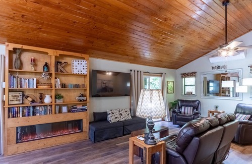 Sylva Casa | Raging Creek Retreat - Mountain Views, Hot Tub, and Pets!