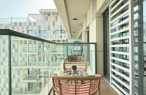 Al Raha Beach Apartamento | Raha Loft Trend 1BR - Stylish Stay with Pool & Gym Near Al Raha Mall & Beach