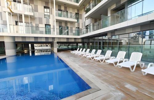Al Raha Beach Apartamento | Raha Loft Trend 1BR - Stylish Stay with Pool & Gym Near Al Raha Mall & Beach