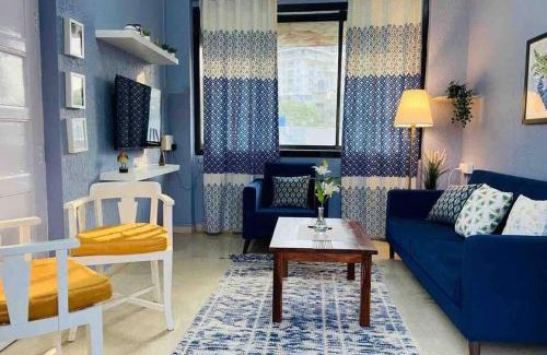 Pali Hill Apartamento | Rahat Manzil- The Old Warm Charm 2 Bedroom Apartment in Khar West by Connekt Homes
