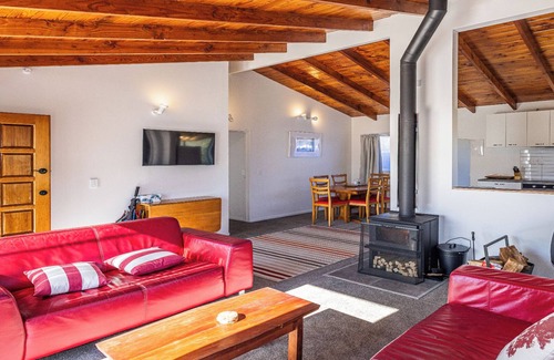 Raurimu Casa | Railside Chalet - Raurimu Holiday Home