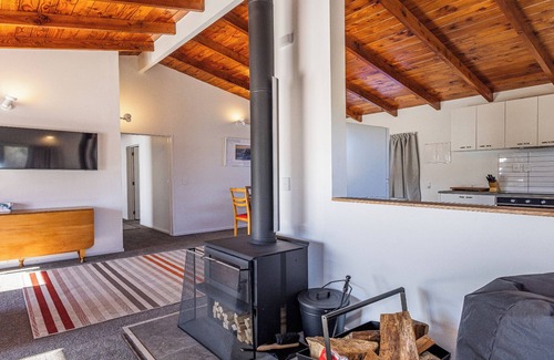 Raurimu Casa | Railside Chalet - Raurimu Holiday Home