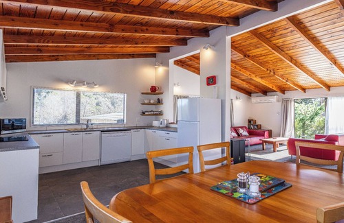 Raurimu Casa | Railside Chalet - Raurimu Holiday Home