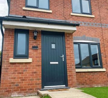Warrington Casa | Railway House - Central Warrington - Sleeps 6