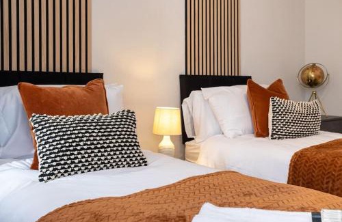 Warrington Casa | Railway House - Central Warrington - Sleeps 6