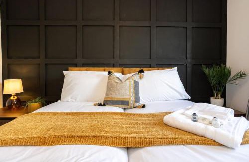 Warrington Casa | Railway House - Central Warrington - Sleeps 6