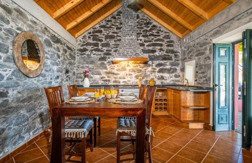 Lombada Velha Casa | Rainbow Cottage by Homie