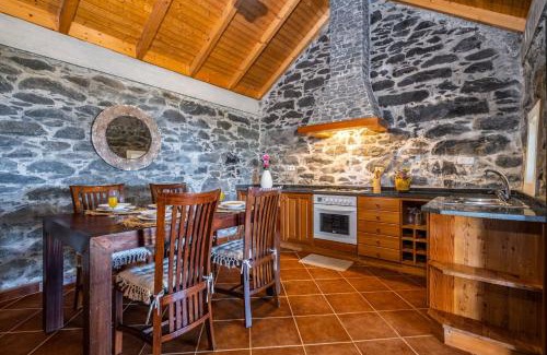 Lombada Velha Casa | Rainbow Cottage by Homie