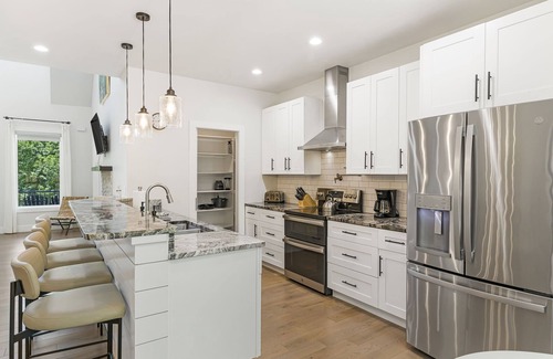 Avery Creek Casa | Rainbow’s Edge | Mountain Views, Hot Tub, Game Room & Gourmet Kitchen