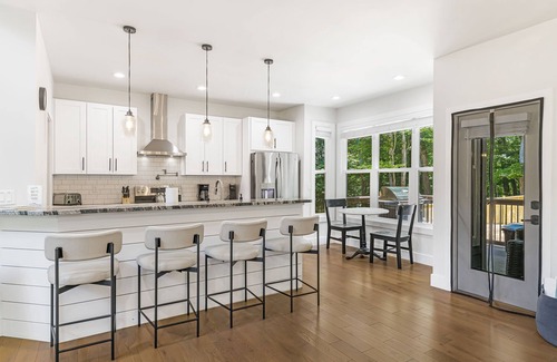 Avery Creek Casa | Rainbow’s Edge | Mountain Views, Hot Tub, Game Room & Gourmet Kitchen