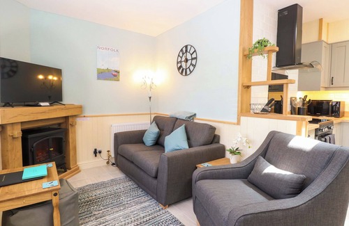 Dereham Cabaña | RAINBOW'S END, romantic, character holiday cottage in Swanton Morley